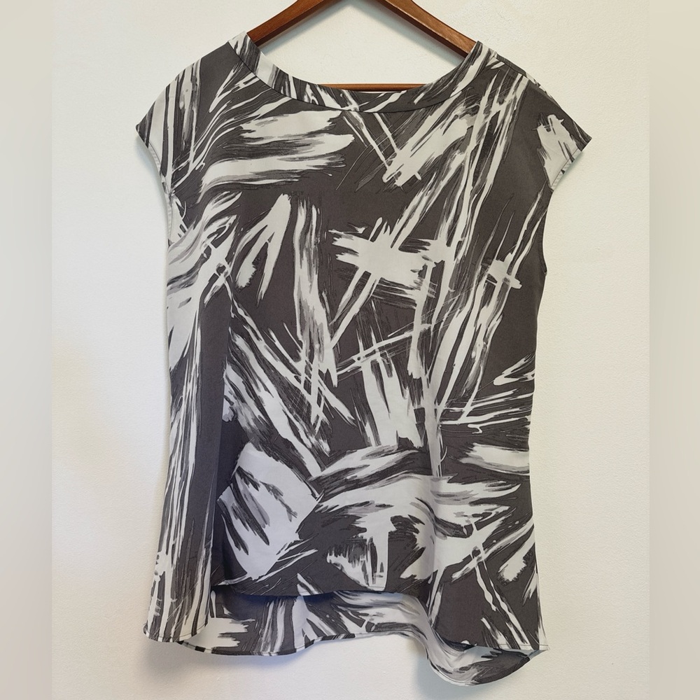 Simply Vera Vera Wang White and Gray Print Blouse SIZE M